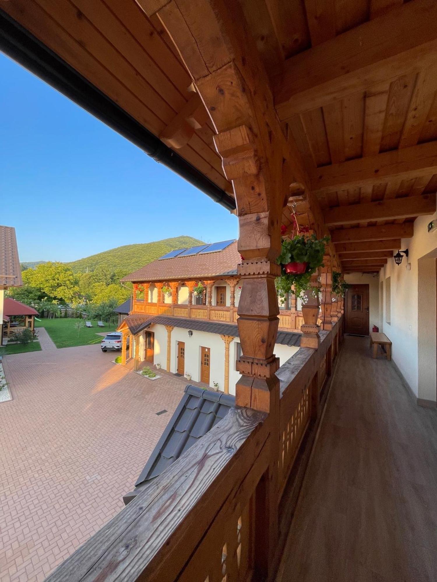 Pensiunea Valea Muntelui Birsana Bagian luar foto